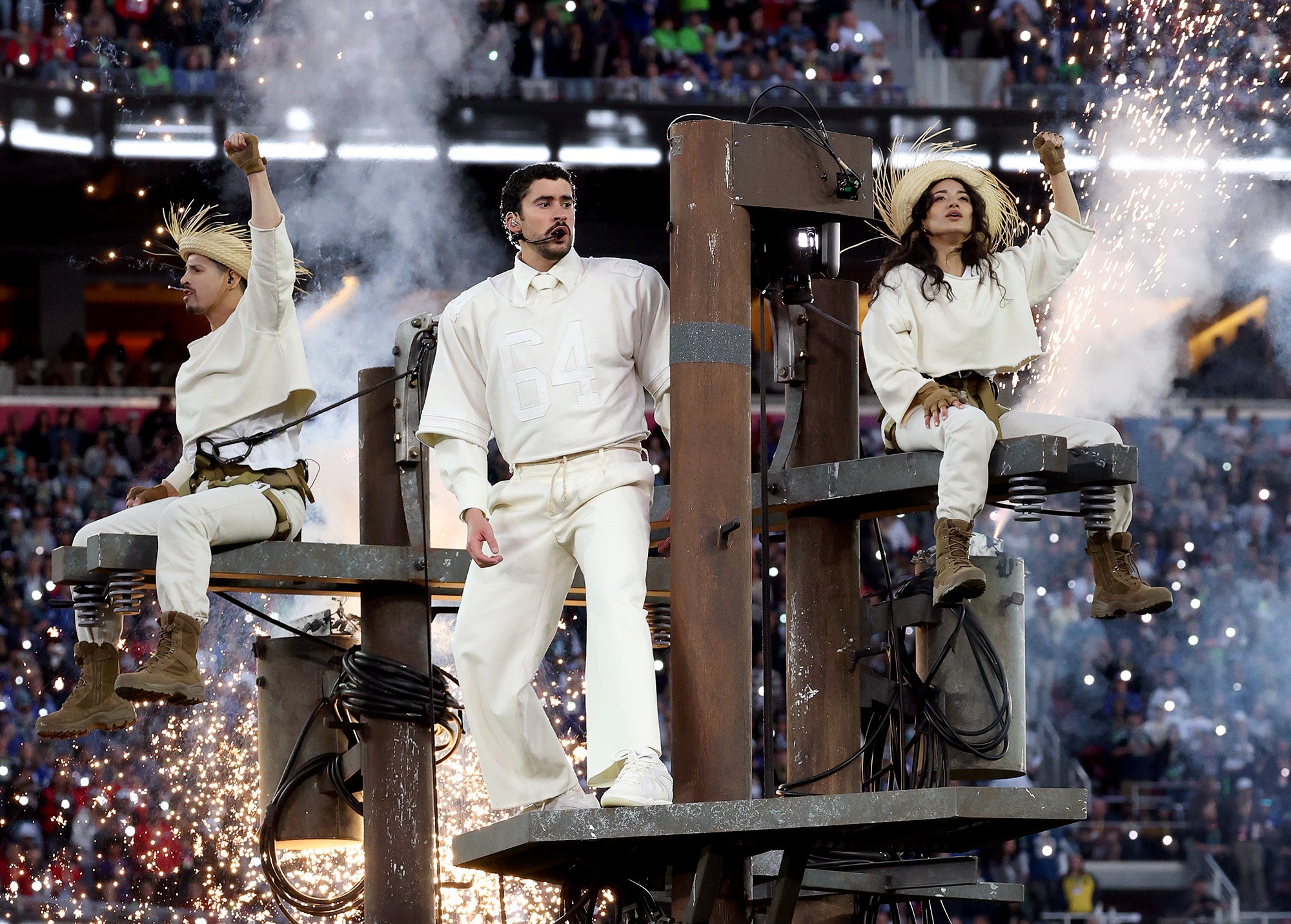Bad Bunny actúa sobre un poste eléctrico durante el espectáculo del medio tiempo en el Levi's Stadium, el 8 de febrero de 2026, en Santa Clara, California.